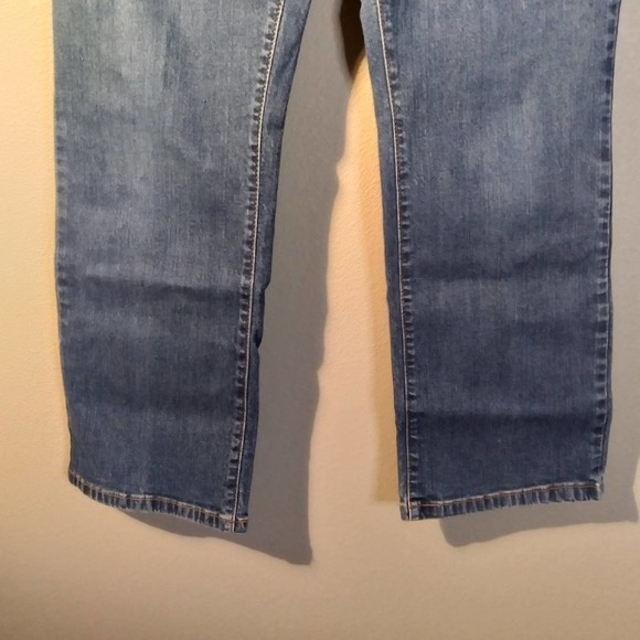 Levi's 550 Relaxed Bootcut Medium Wash Jeans Size 12 - Picture 3 of 10
